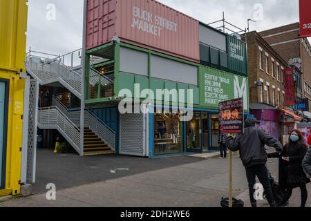 Buck Street Market in Camden Town. Ein Einkaufsmarkt, der aus Schiffscontainern gebaut wurde. Stockfoto