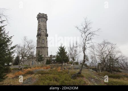 Aussichtsturm (rozhledna) auf dem Berg Děčínský Sněžník in der Böhmischen Schweiz (České Švýcarsko) in Nordböhmen, Tschechien. Der neugotische Turm des Dresdner Architekten Karl Moritz Haenel wurde 1864 vom böhmischen Adligen Fürst Franz Anton von Thun und Hohenstein (František Antonín z Thunu a Hohensteina) erbaut. Als Triangulationspunkt auf dem höchsten Punkt im Elbsandsteingebirge und später als Aussichtsturm genutzt. Stockfoto