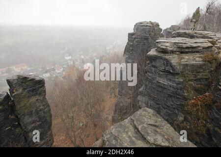 Der kleine Junge beobachtet das Tal von den Grossen Tisa Felsen (Velké Tiské stěny) in der Böhmischen Schweiz (České Švýcarsko) in Nordböhmen, Tschechien. Stockfoto