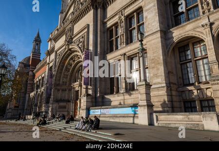 Außenansicht des Victoria and Albert Museums in London Knightsbridge. Eine der wichtigsten historischen Institutionen Großbritanniens. Stockfoto