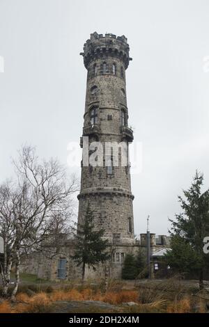 Aussichtsturm (rozhledna) auf dem Berg Děčínský Sněžník in der Böhmischen Schweiz (České Švýcarsko) in Nordböhmen, Tschechien. Der neugotische Turm des Dresdner Architekten Karl Moritz Haenel wurde 1864 vom böhmischen Adligen Fürst Franz Anton von Thun und Hohenstein (František Antonín z Thunu a Hohensteina) erbaut. Als Triangulationspunkt auf dem höchsten Punkt im Elbsandsteingebirge und später als Aussichtsturm genutzt. Stockfoto