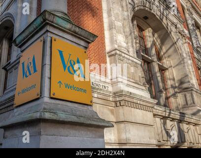 Außenansicht des Victoria and Albert Museums in London Knightsbridge. Eine der wichtigsten historischen Institutionen Großbritanniens. Stockfoto