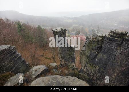 Große Tisa Felsen (Velké Tiské stěny) in der Böhmischen Schweiz (České Švýcarsko) in Nordböhmen, Tschechische Republik. In der Mitte sieht man die Felsformation Kostelíček (kleine Kirche). Stockfoto