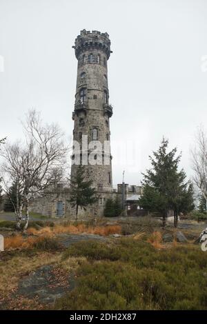 Aussichtsturm (rozhledna) auf dem Berg Děčínský Sněžník in der Böhmischen Schweiz (České Švýcarsko) in Nordböhmen, Tschechien. Der neugotische Turm des Dresdner Architekten Karl Moritz Haenel wurde 1864 vom böhmischen Adligen Fürst Franz Anton von Thun und Hohenstein (František Antonín z Thunu a Hohensteina) erbaut. Als Triangulationspunkt auf dem höchsten Punkt im Elbsandsteingebirge und später als Aussichtsturm genutzt. Stockfoto