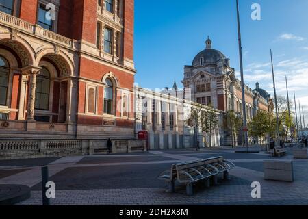 Außenansicht des Victoria and Albert Museums in London Knightsbridge. Eine der wichtigsten historischen Institutionen Großbritanniens. Stockfoto