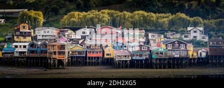 Palafitos de Castro auf der Insel Chiloé Bauten von Häuser auf Holzstelzen über dem Meer Stockfoto