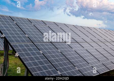 Nahaufnahme von Photovoltaik-Solarzellen im Kraftwerk. Stockfoto