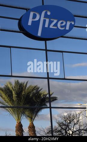 Herzliya, Israel. Dezember 2020. Palmen und Wolken spiegeln sich unter dem Pfizer-Logo am Mittwoch, den 9. Dezember 2020, außerhalb des Hauptsitzes von Pfizer Pharmaceuticals Israel in Herzliya, Israel. Israel hat heute aus Brüssel seine erste Charge von Pfizer-Coronavirus-Impfstoffen erhalten und wird am 20. Dezember mit der Massenimpfung beginnen, um die COVID-19-Pandemie zu kontrollieren. Foto von Debbie Hill/UPI Kredit: UPI/Alamy Live Nachrichten Stockfoto