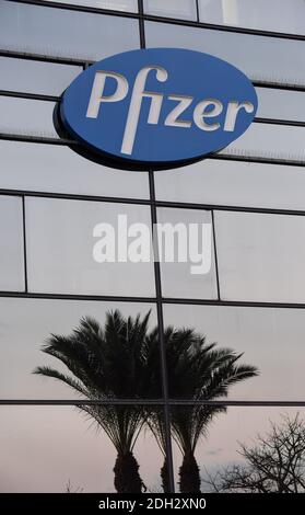 Herzliya, Israel. Dezember 2020. Palmen spiegeln sich unter dem Pfizer-Logo am Mittwoch, den 9. Dezember 2020, außerhalb des Hauptsitzes von Pfizer Pharmaceuticals Israel in Herzliya, Israel, wider. Israel hat heute aus Brüssel seine erste Charge von Pfizer-Coronavirus-Impfstoffen erhalten und wird am 20. Dezember mit der Massenimpfung beginnen, um die COVID-19-Pandemie zu kontrollieren. Foto von Debbie Hill/UPI Kredit: UPI/Alamy Live Nachrichten Stockfoto