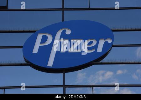 Herzliya, Israel. Dezember 2020. Der Himmel spiegelt sich unter dem Pfizer-Logo vor der Zentrale von Pfizer Pharmaceuticals Israel in Herzliya, Israel, am Mittwoch, 9. Dezember 2020. Israel hat heute aus Brüssel seine erste Charge von Pfizer-Coronavirus-Impfstoffen erhalten und wird am 20. Dezember mit der Massenimpfung beginnen, um die COVID-19-Pandemie zu kontrollieren. Foto von Debbie Hill/UPI Kredit: UPI/Alamy Live Nachrichten Stockfoto
