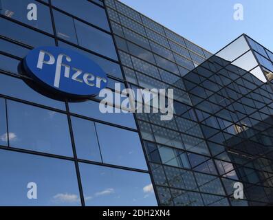 Herzliya, Israel. Dezember 2020. Der Himmel spiegelt sich unter dem Pfizer-Logo vor der Zentrale von Pfizer Pharmaceuticals Israel in Herzliya, Israel, am Mittwoch, 9. Dezember 2020. Israel hat heute aus Brüssel seine erste Charge von Pfizer-Coronavirus-Impfstoffen erhalten und wird am 20. Dezember mit der Massenimpfung beginnen, um die COVID-19-Pandemie zu kontrollieren. Foto von Debbie Hill/UPI Kredit: UPI/Alamy Live Nachrichten Stockfoto