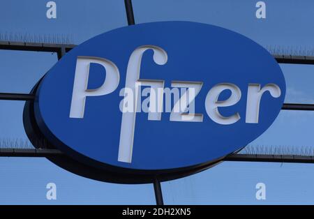 Herzliya, Israel. Dezember 2020. Der Himmel spiegelt sich unter dem Pfizer-Logo vor der Zentrale von Pfizer Pharmaceuticals Israel in Herzliya, Israel, am Mittwoch, 9. Dezember 2020. Israel hat heute aus Brüssel seine erste Charge von Pfizer-Coronavirus-Impfstoffen erhalten und wird am 20. Dezember mit der Massenimpfung beginnen, um die COVID-19-Pandemie zu kontrollieren. Foto von Debbie Hill/UPI Kredit: UPI/Alamy Live Nachrichten Stockfoto