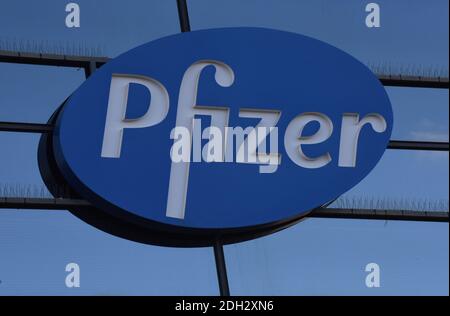Herzliya, Israel. Dezember 2020. Der Himmel spiegelt sich unter dem Pfizer-Logo vor der Zentrale von Pfizer Pharmaceuticals Israel in Herzliya, Israel, am Mittwoch, 9. Dezember 2020. Israel hat heute aus Brüssel seine erste Charge von Pfizer-Coronavirus-Impfstoffen erhalten und wird am 20. Dezember mit der Massenimpfung beginnen, um die COVID-19-Pandemie zu kontrollieren. Foto von Debbie Hill/UPI Kredit: UPI/Alamy Live Nachrichten Stockfoto