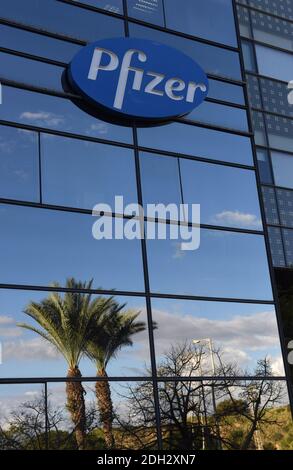 Herzliya, Israel. Dezember 2020. Palmen und Wolken spiegeln sich unter dem Pfizer-Logo am Mittwoch, den 9. Dezember 2020, außerhalb des Hauptsitzes von Pfizer Pharmaceuticals Israel in Herzliya, Israel. Israel hat heute aus Brüssel seine erste Charge von Pfizer-Coronavirus-Impfstoffen erhalten und wird am 20. Dezember mit der Massenimpfung beginnen, um die COVID-19-Pandemie zu kontrollieren. Foto von Debbie Hill/UPI Kredit: UPI/Alamy Live Nachrichten Stockfoto