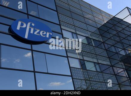Herzliya, Israel. Dezember 2020. Der Himmel spiegelt sich unter dem Pfizer-Logo vor der Zentrale von Pfizer Pharmaceuticals Israel in Herzliya, Israel, am Mittwoch, 9. Dezember 2020. Israel hat heute aus Brüssel seine erste Charge von Pfizer-Coronavirus-Impfstoffen erhalten und wird am 20. Dezember mit der Massenimpfung beginnen, um die COVID-19-Pandemie zu kontrollieren. Foto von Debbie Hill/UPI Kredit: UPI/Alamy Live Nachrichten Stockfoto
