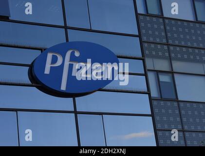 Herzliya, Israel. Dezember 2020. Der Himmel spiegelt sich unter dem Pfizer-Logo vor der Zentrale von Pfizer Pharmaceuticals Israel in Herzliya, Israel, am Mittwoch, 9. Dezember 2020. Israel hat heute aus Brüssel seine erste Charge von Pfizer-Coronavirus-Impfstoffen erhalten und wird am 20. Dezember mit der Massenimpfung beginnen, um die COVID-19-Pandemie zu kontrollieren. Foto von Debbie Hill/UPI Kredit: UPI/Alamy Live Nachrichten Stockfoto