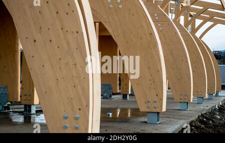 Detail eines modernen Holz- Architektur in Brettschichtholz auf einem blauen bewölkten Himmel Stockfoto