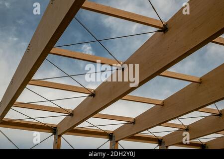 Detail eines modernen Holz- Architektur in Brettschichtholz auf einem blauen bewölkten Himmel Stockfoto