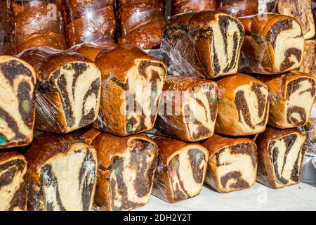 Kuchen mit Walnüssen und Kakao in Plastikfolie eingewickelt Stockfoto