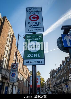 Ein Straßenverkehrsschild für die Londoner Staugebühr und die Ultra Low Emission Zone. Stockfoto