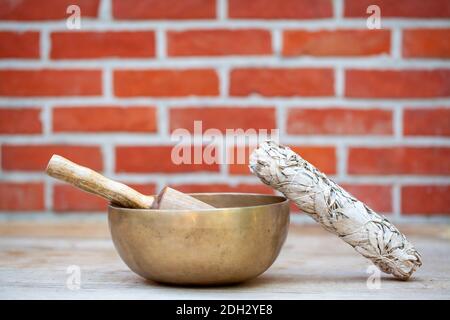 Getrockneter weißer Salbei und ganzheitliche heilende tibetische Klangschalen Stockfoto