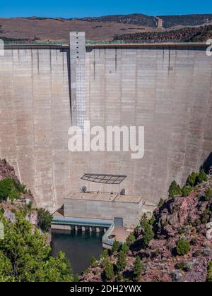 Flaming Gorge Dam von Overlook unterhalb des Damms, Dutch John, Utah. Stockfoto