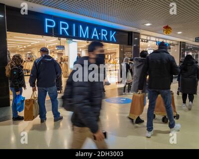 Der Eingang eines Zweiges von Primark. Eine beliebte schnelle Modekette, die erschwingliche Kleidung verkauft. Stockfoto