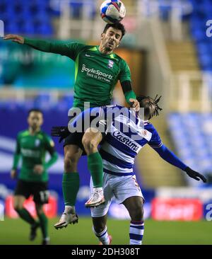 Maxime Colin (links) von Birmingham City und Omar Richards von Reading kämpfen während des Sky Bet Championship-Spiels im Madejski Stadium, Reading, um den Ball. Stockfoto