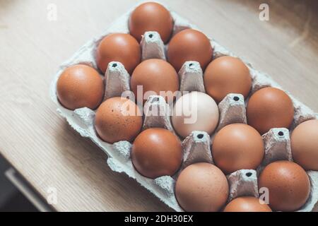 Metapher für anderes oder Außenseiter: Braune Eier und ein weißes Ei in einem Korb Stockfoto