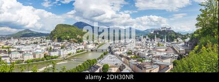 Salzburger Sommerzeit: Panorama-Stadtlandschaft mit Salzach und Altstadt Stockfoto