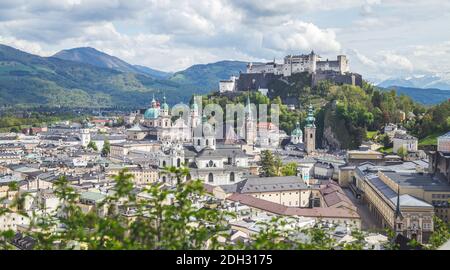 Salzburger Sommerzeit: Panorama-Stadtlandschaft mit Salzach und Altstadt Stockfoto