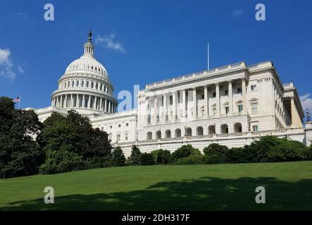 Die Südwestfassade des Kapitolgebäudes der Vereinigten Staaten, mit der Kuppel und dem Repräsentantenhaus-Flügel, auf dem Capitol Hill in Washington DC, Stockfoto