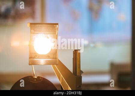Schulkonzept: Retro-Overhead-Projektor im Klassenzimmer, Bildungssystem Stockfoto