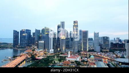 SINGAPUR - 6. Mai 2017: Frühmorgendliches Luftpanorama über die Bucht von Singapur in Richtung Finanz- und Geschäftsviertel. Stockfoto