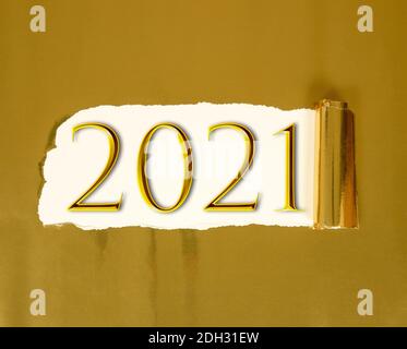 Neues Jahr 2021 Kreatives Designkonzept - 3D gerendertes Bild Gold zerrissenes Papier mit weißem Hintergrund und 2021 Text. Funkelndes Neujahrsdesign Stockfoto