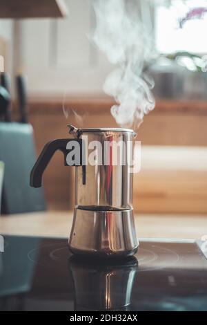 Kaffee am Morgen kochen: Italienischer Kaffeekocher Vintage Herd Stockfoto