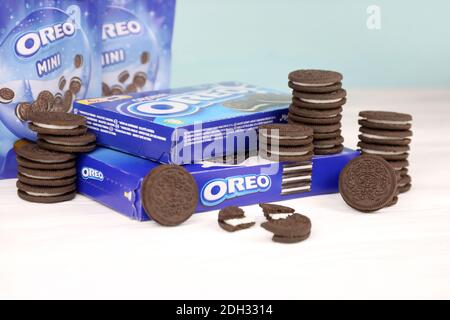 CHARKOW, UKRAINE - 24. NOVEMBER 2020: Oreo Sandwich-Kekse und blaue Produktboxen auf weißem Tisch. Oreo ist ein Sandwich-Cookie mit einer süßen Sahne ist die Stockfoto