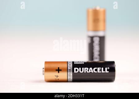 CHARKOW, UKRAINE - 24. NOVEMBER 2020: Duracell-Batterien auf weißem Hintergrund. Duracell ist eine amerikanische Marke von Batterien und intelligente Power-Lösungen man Stockfoto