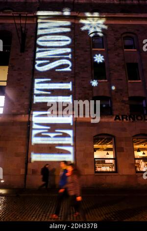 Bristol, Großbritannien. Dezember 2020. Linien von saisonalen Liedern beleuchten Wahrzeichen im Stadtzentrum von Bristol. 24 Orte werden von einem Weihnachtslyrik beleuchtet, ein neuer jeden Tag bis Weihnachten. Dieses Projekt zielt darauf ab, Menschen in die Innenstadt zu bringen, um Einzelhändler zu unterstützen und Spirituosen zu heben, während die Stadt in Covid-19 Tier 3 liegt. Kredit: JMF Nachrichten/Alamy Live Nachrichten Stockfoto