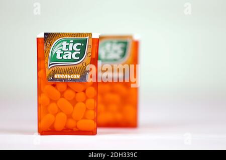 CHARKOW, UKRAINE - 24. NOVEMBER 2020: TIC tac Tropfen mit Orangengeschmack. TIC tacs werden von der italienischen Konditorei Ferrero hergestellt und wurden zuerst produziert Stockfoto