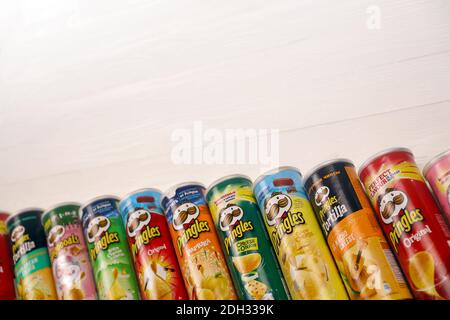 CHARKOW, UKRAINE - 23. NOVEMBER 2020: Pringles Vielfalt der Aromen. Viele Kartondosen mit Pringles Kartoffelchips. Pringles ist eine Kartoffelmarke Stockfoto