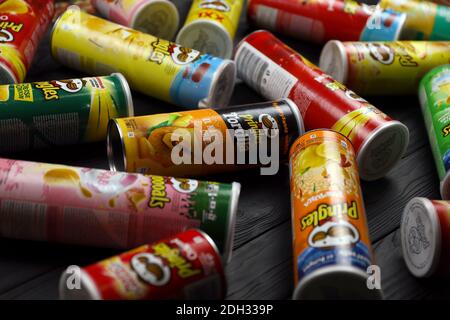 CHARKOW, UKRAINE - 23. NOVEMBER 2020: Pringles Vielfalt der Aromen. Viele Kartondosen mit Pringles Kartoffelchips. Pringles ist eine Kartoffelmarke Stockfoto