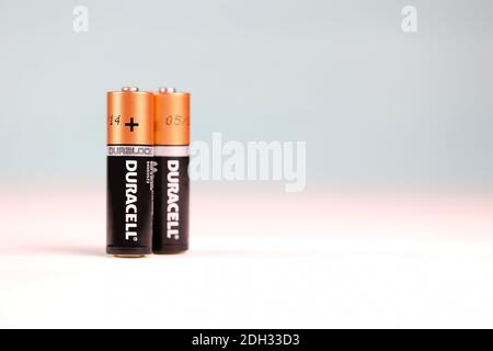 CHARKOW, UKRAINE - 24. NOVEMBER 2020: Duracell-Batterien auf weißem Hintergrund. Duracell ist eine amerikanische Marke von Batterien und intelligente Power-Lösungen man Stockfoto