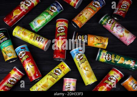 CHARKOW, UKRAINE - 23. NOVEMBER 2020: Pringles Vielfalt der Aromen. Viele Kartondosen mit Pringles Kartoffelchips. Pringles ist eine Kartoffelmarke Stockfoto