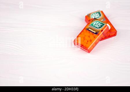 CHARKOW, UKRAINE - 24. NOVEMBER 2020: TIC tac Tropfen mit Orangengeschmack. TIC tacs werden von der italienischen Konditorei Ferrero hergestellt und wurden zuerst produziert Stockfoto