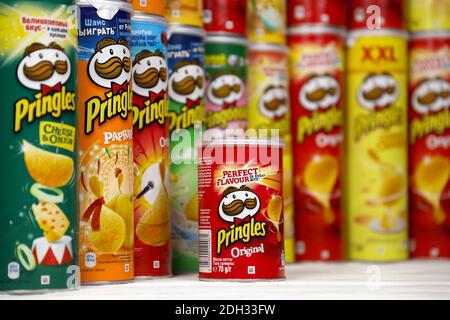 CHARKOW, UKRAINE - 23. NOVEMBER 2020: Pringles Vielfalt der Aromen. Viele Kartondosen mit Pringles Kartoffelchips. Pringles ist eine Kartoffelmarke Stockfoto