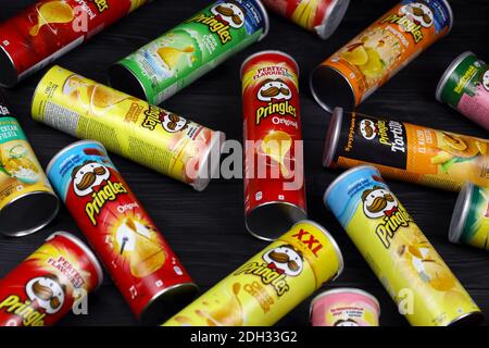 CHARKOW, UKRAINE - 23. NOVEMBER 2020: Pringles Vielfalt der Aromen. Viele Kartondosen mit Pringles Kartoffelchips. Pringles ist eine Kartoffelmarke Stockfoto