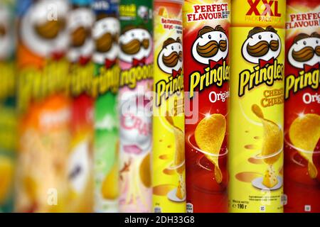 CHARKOW, UKRAINE - 23. NOVEMBER 2020: Pringles Vielfalt der Aromen. Viele Kartondosen mit Pringles Kartoffelchips. Pringles ist eine Kartoffelmarke Stockfoto