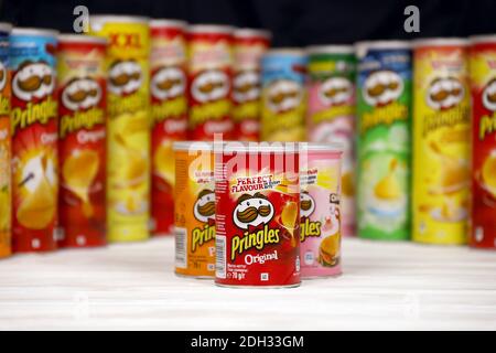 CHARKOW, UKRAINE - 23. NOVEMBER 2020: Pringles Vielfalt der Aromen. Viele Kartondosen mit Pringles Kartoffelchips. Pringles ist eine Kartoffelmarke Stockfoto