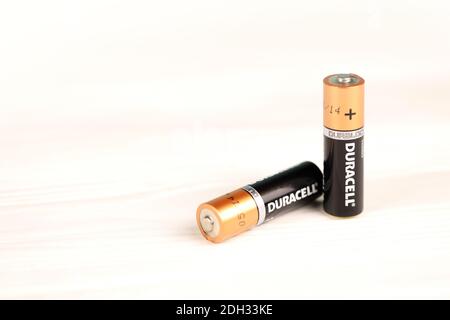 CHARKOW, UKRAINE - 24. NOVEMBER 2020: Duracell-Batterien auf weißem Hintergrund. Duracell ist eine amerikanische Marke von Batterien und intelligente Power-Lösungen man Stockfoto